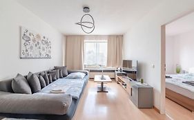 Schöne, möblierte 2 Zimmer Wohnung mit Balkon und Tiefgarage