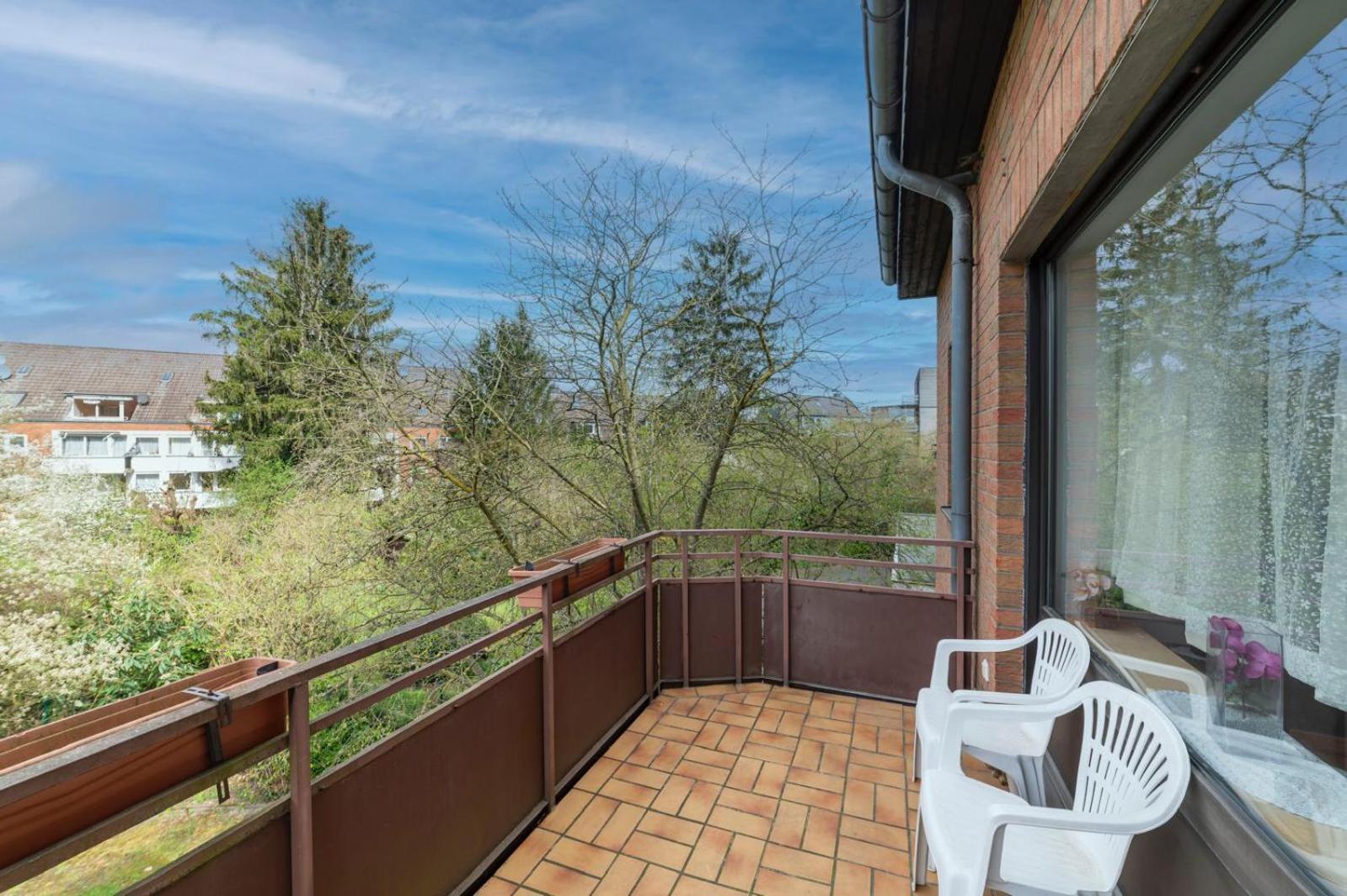 Schöne, möblierte 2 Zimmer Wohnung mit Balkon und Tiefgarage Düsseldorf Exterior foto