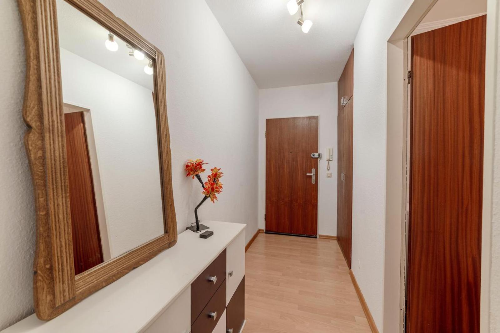 Schöne, möblierte 2 Zimmer Wohnung mit Balkon und Tiefgarage Düsseldorf Exterior foto